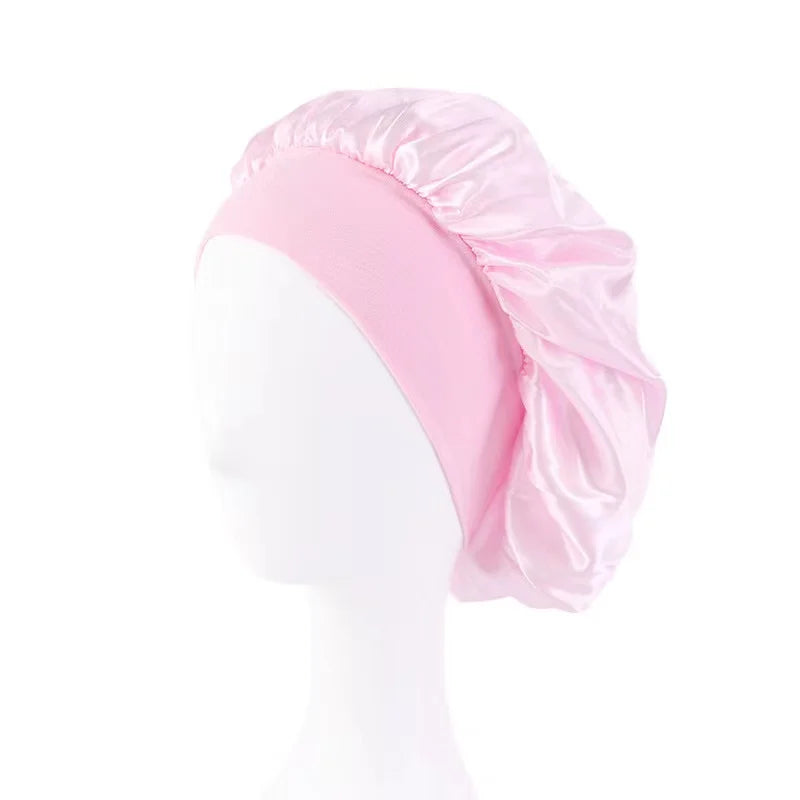 Bonnet satin grand format — cheveux bouclés & tresses